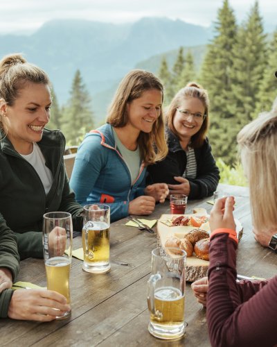 Zusammen ist es am schönsten: Eine gesellige Runde auf der Wannenkopfhütte genießen.