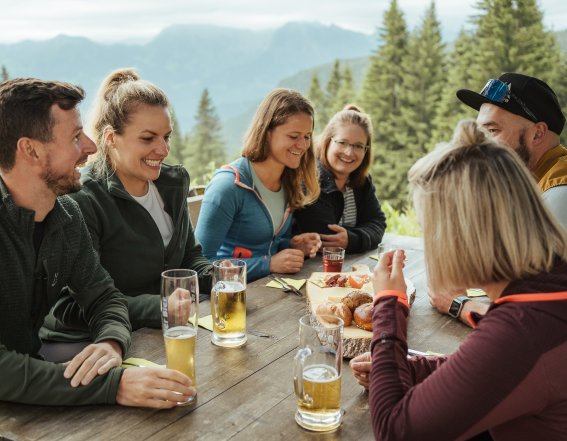 Zusammen ist es am schönsten: Eine gesellige Runde auf der Wannenkopfhütte genießen.