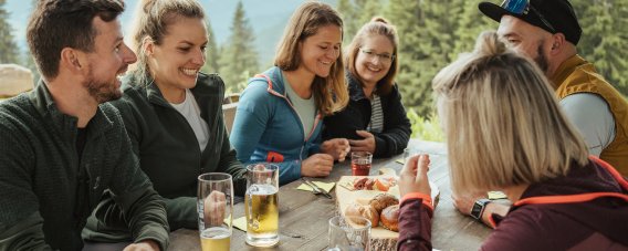 Zusammen ist es am schönsten: Eine gesellige Runde auf der Wannenkopfhütte genießen.