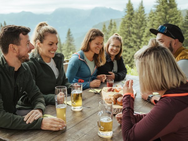 Zusammen ist es am schönsten: Eine gesellige Runde auf der Wannenkopfhütte genießen. Eine gesellige Runde auf der Wannenkopfhütte genießen und zusammen auf die Erlebnisse anstoßen. Zusammen ist es am schönsten.