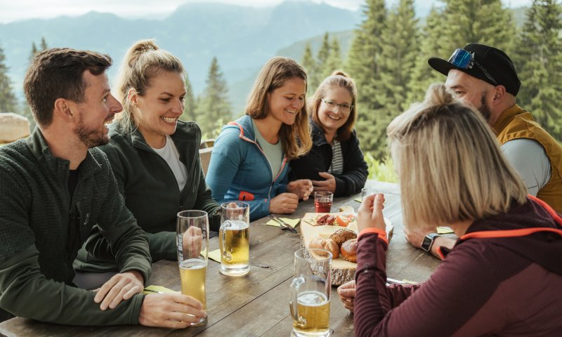 Eine gesellige Runde auf der Wannenkopfhütte genießen und zusammen auf die Erlebnisse anstoßen. Zusammen ist es am schönsten.