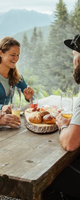 In bester Gesellschaft: Ein fröhliches Beisammensein in der Wannenkopfhütte