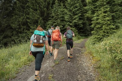 Bald geschafft! Nach dem Aufstieg genießen wir hier das Sommerfeeling pur und lassen die Seele baumeln.