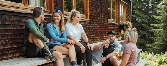 Wir suchen uns ein schattiges Plätzchen und genießen die wohlverdiente Stärkung an der Wannenkopfhütte.