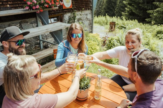 Auf der Wannenkopfhütte ist auch die Pause ein besonderen Moment der Gemeinschaft und Erholung.