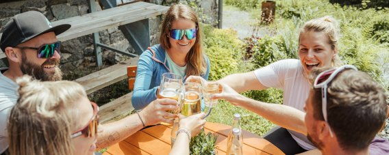 Auf der Wannenkopfhütte ist auch die Pause ein besonderen Moment der Gemeinschaft und Erholung.