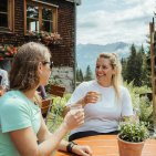 Auch die Pause ist der Höhepunkt jeder Wanderung. Gemeinsam sitzen wir im Grünen, teilen unser Essen und tauschen Geschichten aus.