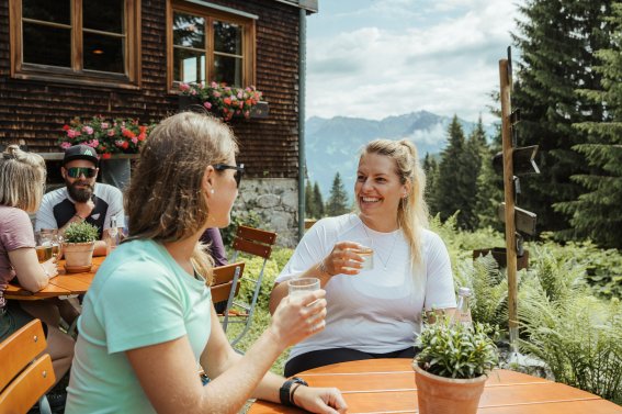 Pause auf der Wannenkopfhütte. Ein perfekter Stopp auf Deiner Wanderung bei traumhafter Aussicht.