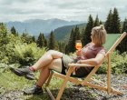 Den Moment der Ruhe in den Allgäuer Alpen genießen. Auf der Wannenkopfhütte lässt es sich gut aushalten, oder?