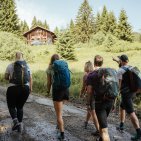 Gemeinsame Zeit in der Natur zu verbringen, ist ein Geschenk. Während wir wandern, lachen und die Landschaft genießen, werden die Bindungen gestärkt und wertvolle Erinnerungen geschaffen.