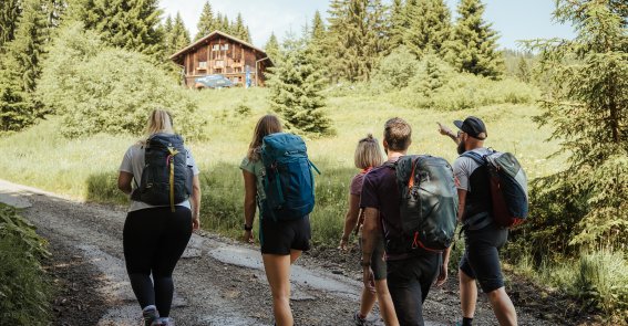 Gemeinsamer Aufstieg zur Wannenkopfhütte - hier beginnt das Abenteuer in den Allgäuer Alpen. Gemeinsame Zeit in der Natur zu verbringen, ist ein Geschenk. Während wir wandern, lachen und die Landschaft genießen, werden die Bindungen gestärkt und wertvolle Erinnerungen geschaffen.