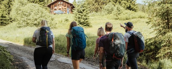 Gemeinsamer Aufstieg zur Wannenkopfhütte - hier beginnt das Abenteuer in den Allgäuer Alpen.