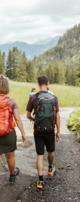 Beim Wandern genießen wir die gemeinsame Zeit, fernab von Hektik und Stress. Die unbeschwerten Gespräche und das Zusammensein machen jede Tour zu einem besonderen Erlebnis.