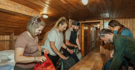 Unser Hüttenlager auf der Wannenkopfhütte ist der Inbegriff von Geselligkeit und Abenteuer. Hier schläfst du rustikal und gemütlich in einer echten Bergatmosphäre.
