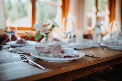 Stilvoll gedeckter Tisch in gemütlicher Atmosphäre, perfekt für besondere Anlässe, romantische Abende oder exklusive Dinner-Events auf der Wannenkopfhütte.