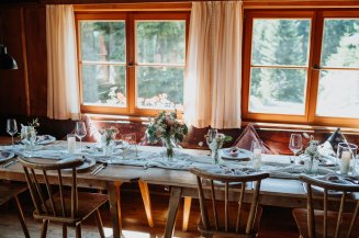 Harmonische Kombination aus natürlichem Licht, liebevoll arrangierten Details und gemütlicher Atmosphäre schafft den perfekten Rahmen für gesellige Stunden auf der Wannenkopfhütte.