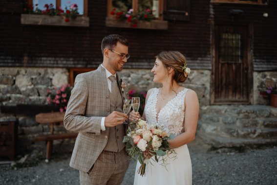 Elegante Hochzeitsmomente in besonderen Hüttenambiente Authentische Hochzeitsmomente in idyllischer Umgebung. Natürliche Kulisse, romantische Stimmung und stilvolle Details machen diesen besonderen Tag unvergesslich.