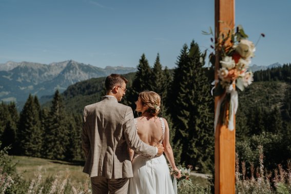 Romantische Hochzeit inmitten atemberaubender Naturkulisse. Das Brautpaar genießt unvergessliche Momente mit Bergpanorama und idyllischer Atmosphäre bei uns auf der Wannenkopfhütte.