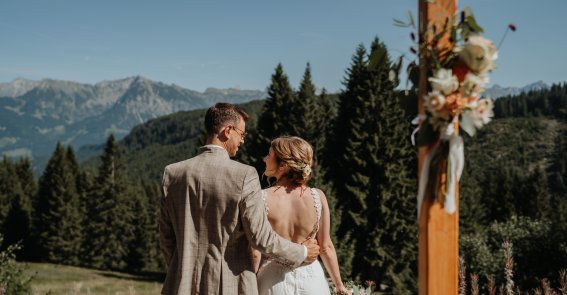 Romantische Hochzeit inmitten atemberaubender Naturkulisse. Das Brautpaar genießt unvergessliche Momente mit Bergpanorama und idyllischer Atmosphäre bei uns auf der Wannenkopfhütte.