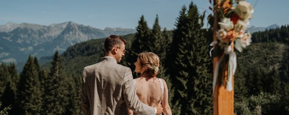 Romantische Hochzeit in den Bergen mit traumhafter Aussicht Romantische Hochzeit inmitten atemberaubender Naturkulisse. Das Brautpaar genießt unvergessliche Momente mit Bergpanorama und idyllischer Atmosphäre bei uns auf der Wannenkopfhütte.