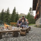 Die Natur direkt vor der Haustüre, traumhafte Alleinlage, viele Wiesen rund um die Hütte zum spielen und toben und eine eigene Lagerfeuerstelle direkt vor der Hütte - so kommt im Familienlurlaub keine Langeweile auf.