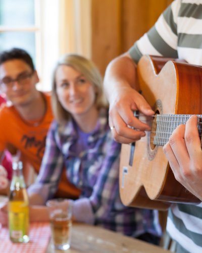 Hüttenabend in der urigen Hüttenstube mit Live-Musik