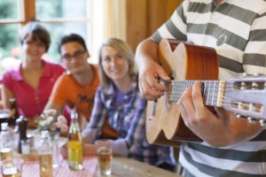 Neben einem regionalen Abendmenü gehört zu einem typisch Allgäuer Hüttenabend auch zünftige Live-Musik dazu Hüttenabend und zünftige Live-Musik
