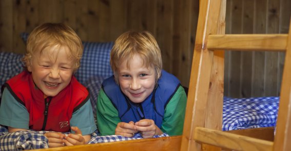 Lachende Gesichter beim Familien-Hüttenurlab auf der urigen Wannenkopfhütte