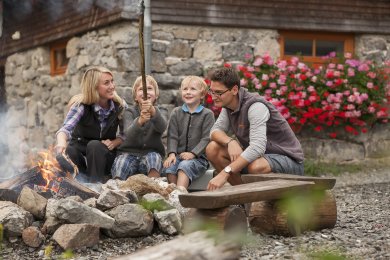 Wow - der Stock brennt ja auch... Wenn der Stock zu lange im Feuer bleibt fängt auch dieser an zu kokeln und zu glühen - den Jungs gefällt das offensichtlich :-)