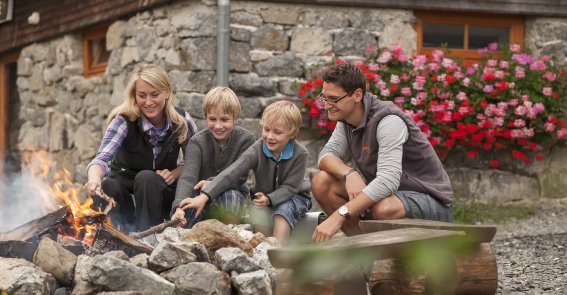 Familienzeit am Lagerfeuer vor der Wannenkopfhütte