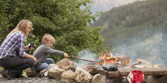 Unter Aufsicht von Mama dürfen auch unseren kleinen Gäste helfen das Lagerfeuer zu entfachen und zum brennen zu bringen