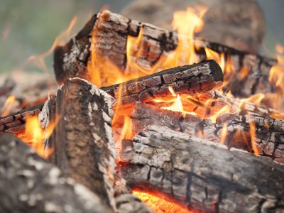 Das Feuer strahlt eine enorme Hitze aus; die Flammen züngeln sich nach oben und das allseits bekannte Knistern ist zu hören - das ist Lagerfeuer-Romantik auf der Wannenkopfhütte