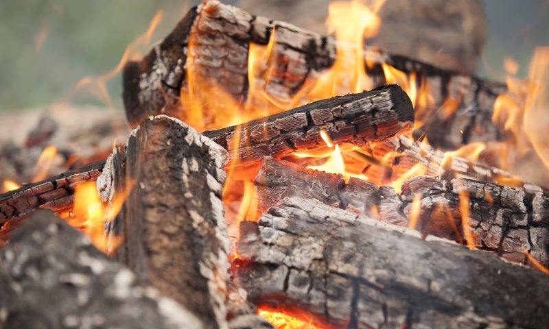 Das Feuer strahlt eine enorme Hitze aus; die Flammen züngeln sich nach oben und das allseits bekannte Knistern ist zu hören - das ist Lagerfeuer-Romantik auf der Wannenkopfhütte