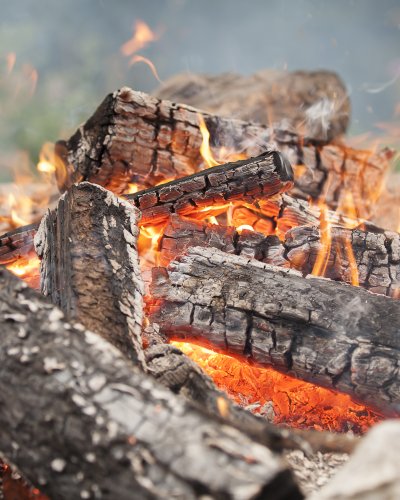 Knisterndes Lagerfeuer auf der Wannenkopfhütte