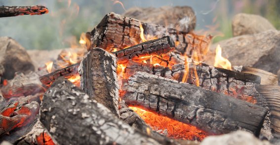Knisterndes Lagerfeuer auf der Wannenkopfhütte
