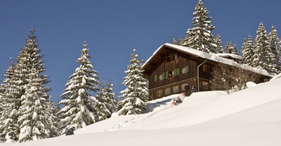 Sie erreichen die Wannenkopfhütte in ca. 20 Minuten zu Fuß ab dem Parkplatz am Riedbergpass. Ihr Gepäck wird kostenlos hochtransportiert.