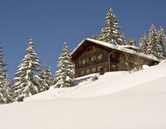 Sie erreichen die Wannenkopfhütte in ca. 20 Minuten zu Fuß ab dem Parkplatz am Riedbergpass. Ihr Gepäck wird kostenlos hochtransportiert.