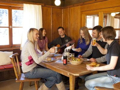 uriger Hüttenabend auf der Allgäuer Skihütte