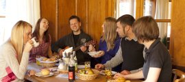 jeden Montagabend findet unser uriger Hüttenabend mit Kösspatzen und Live Musik statt. Hüttenabend mit Live Musik