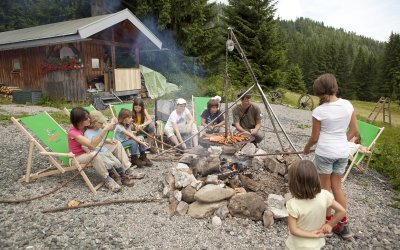 Zum Abschluss des Abenteuertags rund um die Hütte gibts Würstle und Stockbrot überm Lagerfeuer