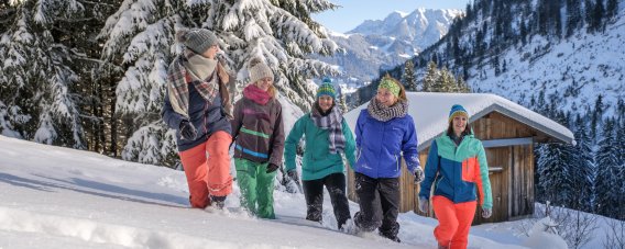 Durch den tiefen Schnee stapfen