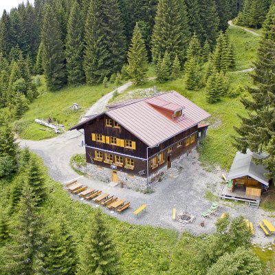 Die Wannenkopfhütte bei Oberstdorf im Allgäu liegt unterhalb des Wannenkopfes umgeben von herrlicher Natur und ist Teil des Naturparks Nagelfluhkette.