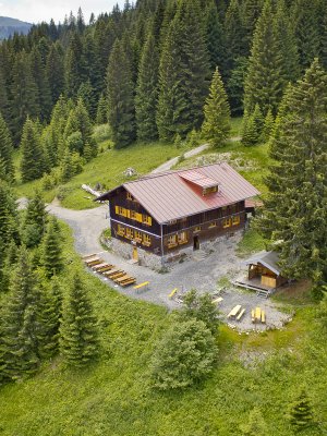 Die Wannenkopfhütte liegt auf 1.350m und ist ideal für Deine Auszeit in den Bergen.