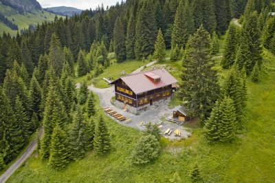 Die Wannenkopfhütte liegt auf 1.350m und ist ideal für Deine Auszeit in den Bergen.