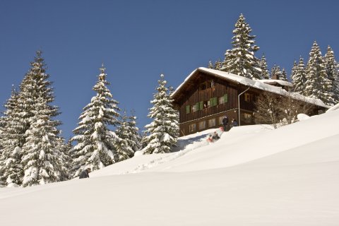 So schön ist es im verschneiten Allgäu auf der Wannenkopfhütte bei Oberstdorf im Allgäu.