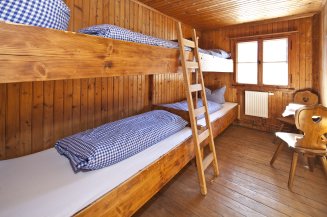Uriges Vierbettzimmer auf der Wannenkopfhütte