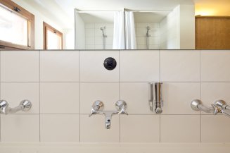 Das Gemeinschaftsbad getrennt Frauen / Männer auf der Wannenkopfhütte