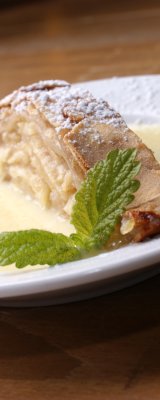 Leckerer Apfelstrudel mit Vanille-Sauce