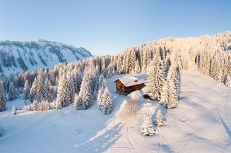 Traumhafte Alleinlage in den verschneiten Alpen