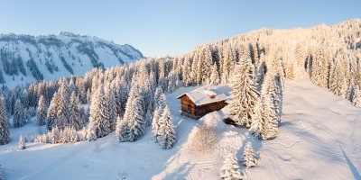 Traumhafte Alleinlage in den verschneiten Alpen